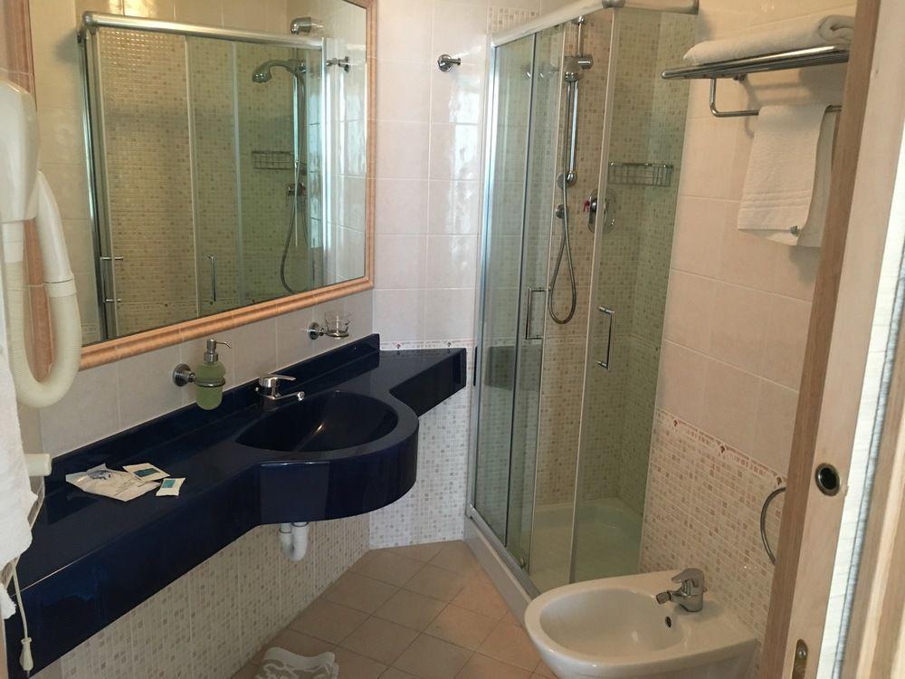 Hotel Excelsior Gabicce Mare Esterno foto