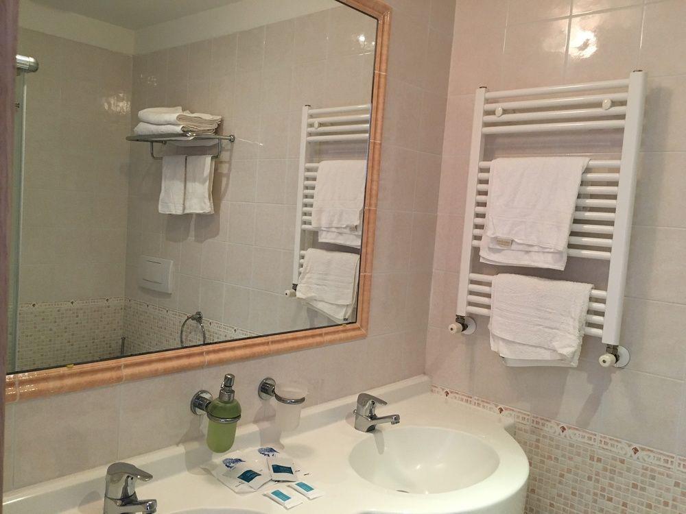 Hotel Excelsior Gabicce Mare Esterno foto